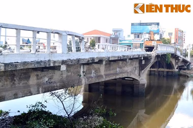 Vì vậy chính quyền thành phố Tân An đã thực hiện việc tháo dỡ xây cầu mới (đảm bảo vẫn giống như cầu cũ) nhưng rộng hơn, đáp ứng yêu cầu lưu thông.