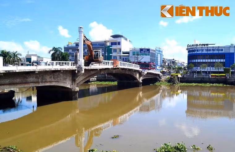 Tại cuộc họp do Thường trực tỉnh uỷ Long An chủ trì đã làm rõ nhiều vấn đề khiến dư luận quan tâm. Theo đó việc lãnh đạo thành phố Tân An cho rằng cầu yếu, có nguy cơ sập phải tháo dỡ chỉ là dựa vào cảm quan, không có khảo sát khoa học nào...