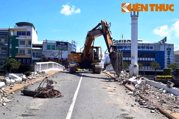 Tiếp thu những ý kiến đóng góp, ngày 2/11,Bí thư tỉnh uỷ Long An đã yêu cầu lãnh đạo thành phố Tân An tạm dừng phá dỡ cầu và triệu tập cuộc họp khẩn để nghe ý kiến của các ngành chức năng.