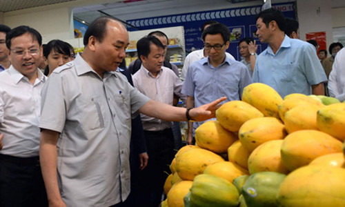 Thủ tướng Nguyễn Xuân Phúc kiểm tra việc buôn bán tại siêu thị Co.op mart Lý Thường Kiệt.