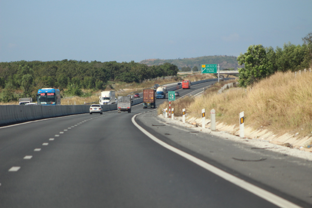 Dien luc Dong Nai: mat dien 5 phut tren cao toc la thieu sot