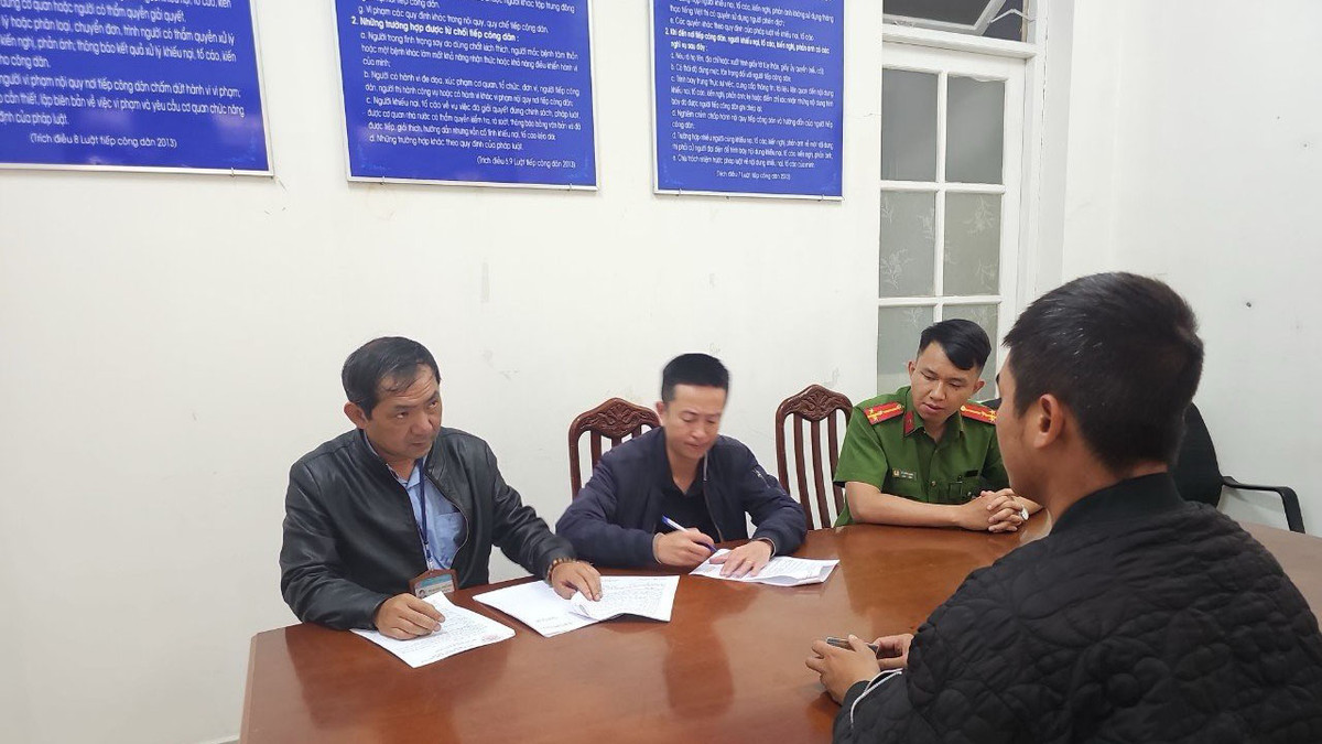 Lam Dong: Bi phat vi thu tien khach muon chup anh chung voi cho