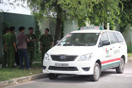 Nổ lớn trong xe taxi, tài xế gục chết trên vô lăng - Hình 4 No lon trong xe taxi, tai xe guc chet tren vo lang-Hinh-4