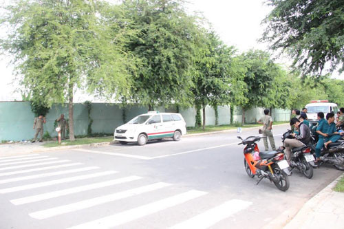 Nổ lớn trong xe taxi, tài xế gục chết trên vô lăng - Hình 2 No lon trong xe taxi, tai xe guc chet tren vo lang-Hinh-2