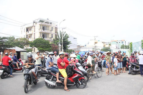 Nổ lớn trong xe taxi, tài xế gục chết trên vô lăng - Hình 5 No lon trong xe taxi, tai xe guc chet tren vo lang-Hinh-5