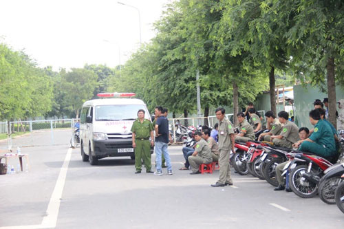 Nổ lớn trong xe taxi, tài xế gục chết trên vô lăng - Hình 3 No lon trong xe taxi, tai xe guc chet tren vo lang-Hinh-3