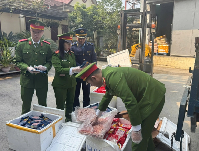 Thanh Hóa: Bắt giữ và tiêu hủy gần 2 tấn thực phẩm bẩn Thanh Hoa: Bat giu va tieu huy gan 2 tan thuc pham ban