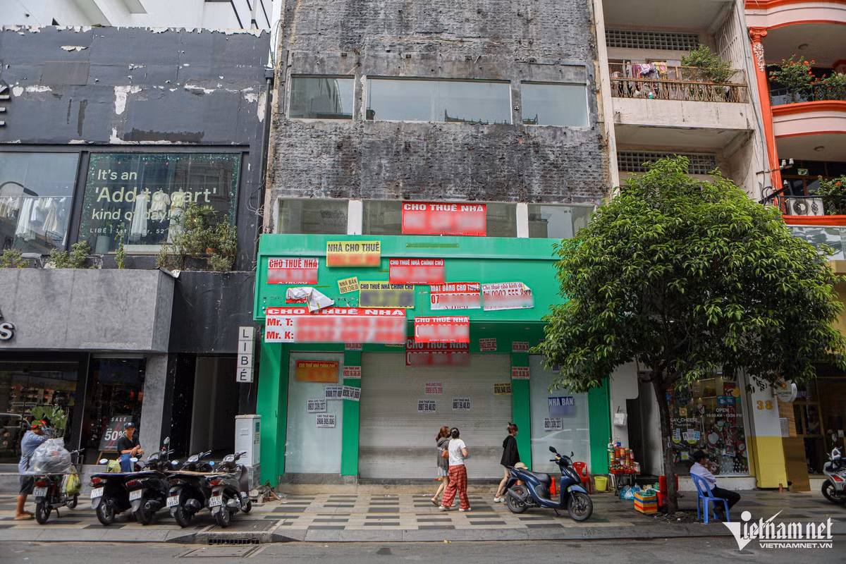 Với loạt quảng cáo số điện thoại treo trước cửa, khi gọi đến ai cũng nhận là chính chủ của mặt bằng khiến người thuê cũng gặp nhiều khó khăn khi ngã giá. Vì vậy, nhiều thương hiệu F&amp;B, cửa hàng thời trang, doanh nghiệp đều phải thận trọng khi xuống tiền thuê.