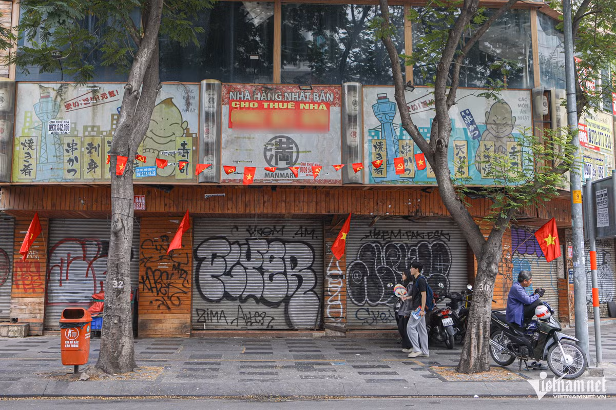 Mặt bằng góc đường Lý Tự Trọng giao Trương Định (quận 1) treo bảng cho thuê từ sau dịch Covid-19 đến nay nhưng vẫn chưa có khách hỏi. Với chiều ngang rộng 20m, chiều dài 30m, giá thuê của căn nhà này lên tới 35.000 USD/tháng (khoảng 875 triệu đồng).