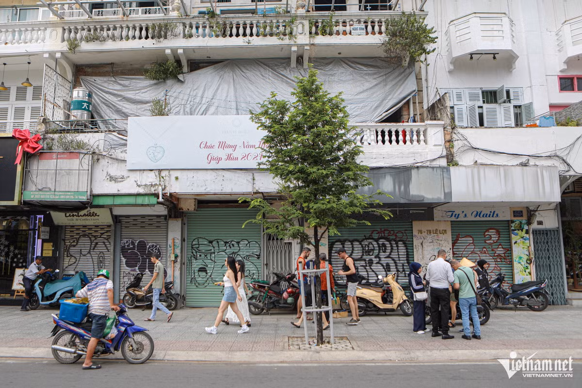 Hàng loạt cơ sở kinh doanh trên đường Lê Lợi, quận 1 đóng cửa im ỉm. Con đường này chỉ dài khoảng 300m, số lượng mặt bằng trống chiếm phần lớn, khoảng 20 cửa hàng đang được rao cho thuê.