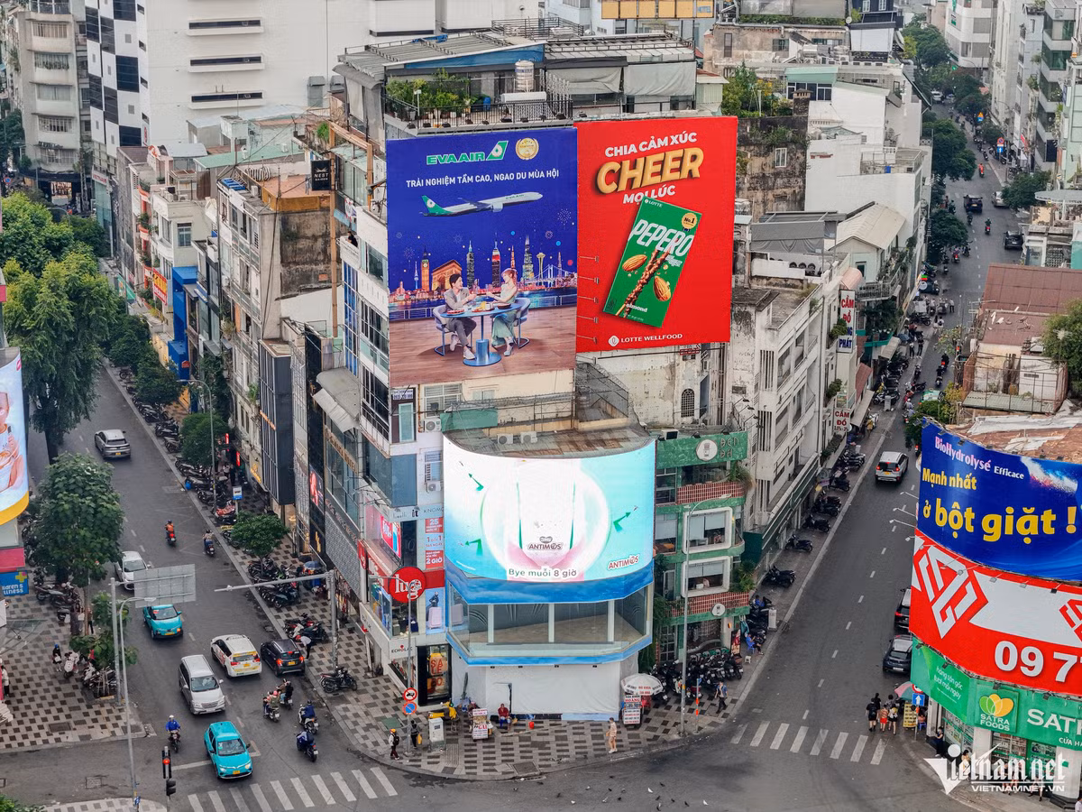 Bên cạnh những cửa hàng đóng cửa, không ít hàng quán mới cũng sửa sang để gia nhập thương trường đầy gian khó. Trong ảnh là một mặt bằng nằm ở vị trí đắc địa Ngã sáu Phù Đổng đang được sửa chữa. Trong gần 10 năm qua, vị trí này đã chứng kiến sự đến rồi đi của nhiều chuỗi F&amp;B có tên tuổi như Phúc Long, Soya Garden, PhinDeli,…