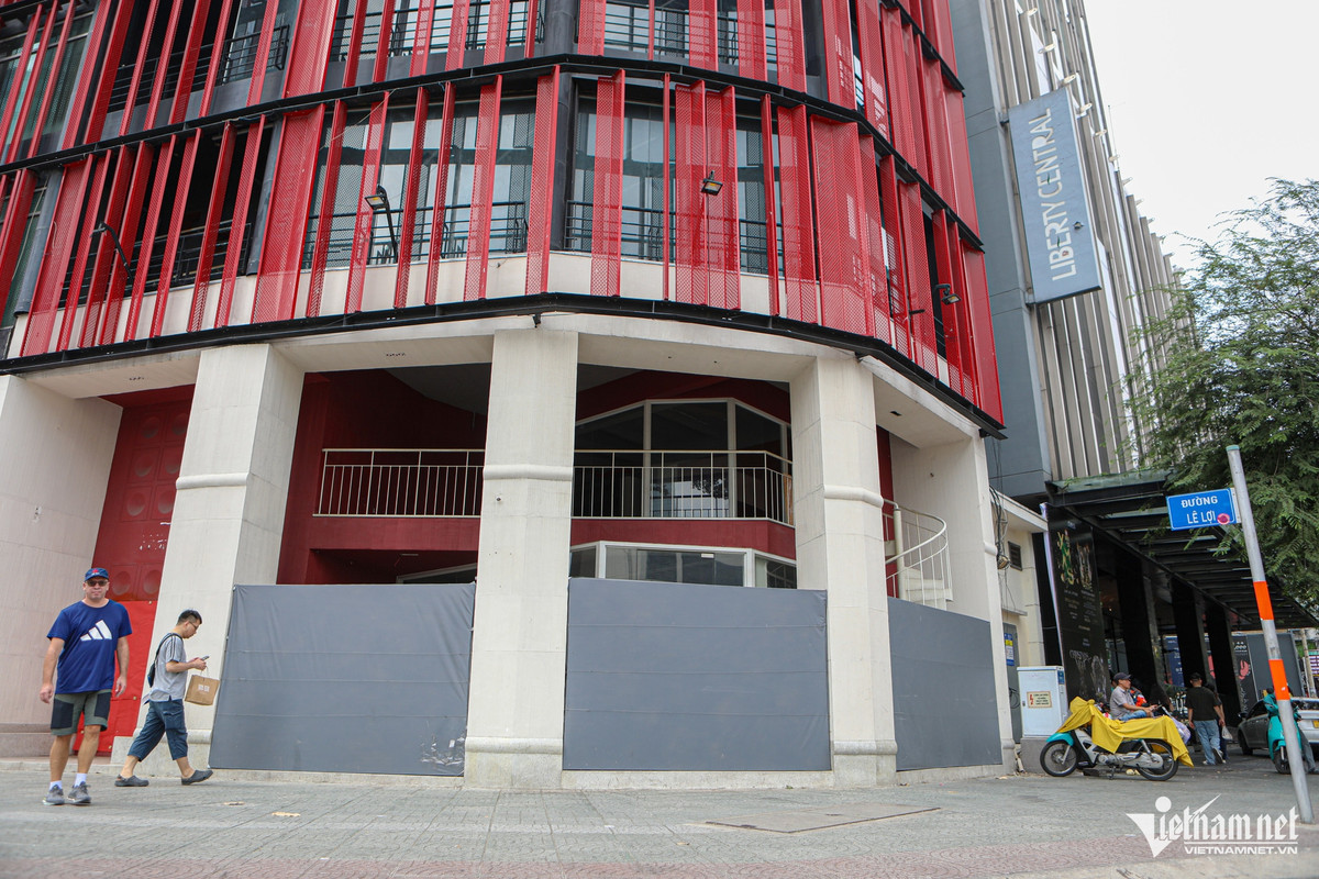 Một số thương hiệu cà phê lớn ở góc đường Lê Lợi cũng nhanh chóng rời đi sau chưa đầy một năm khai trương. Được biết, chi phí thuê ở vị trí này quá cao.