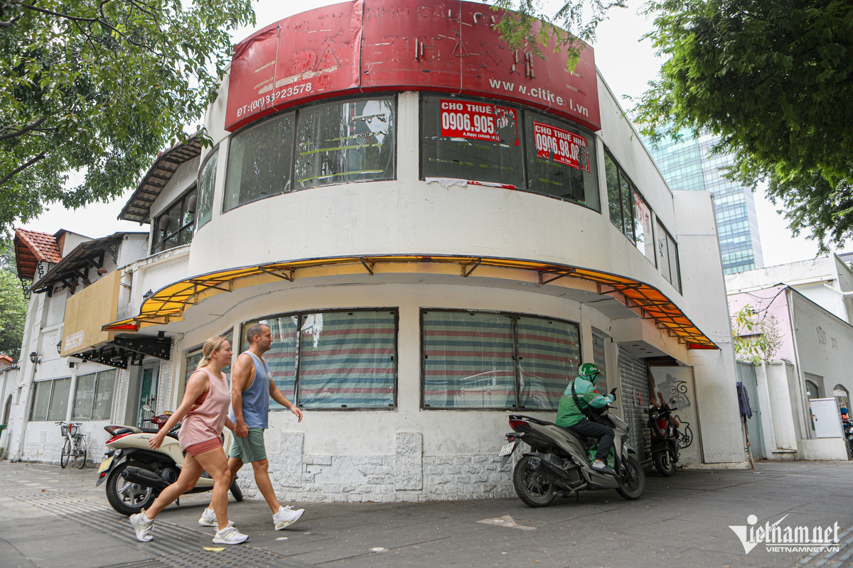 Thông qua số điện thoại được treo quảng cáo, một môi giới cho biết, bên cạnh vấn đề giá thuê nhiều khách tỏ ra quan ngại khi phải bỏ thêm một khoản chi phí lớn để sửa chữa mặt bằng này.