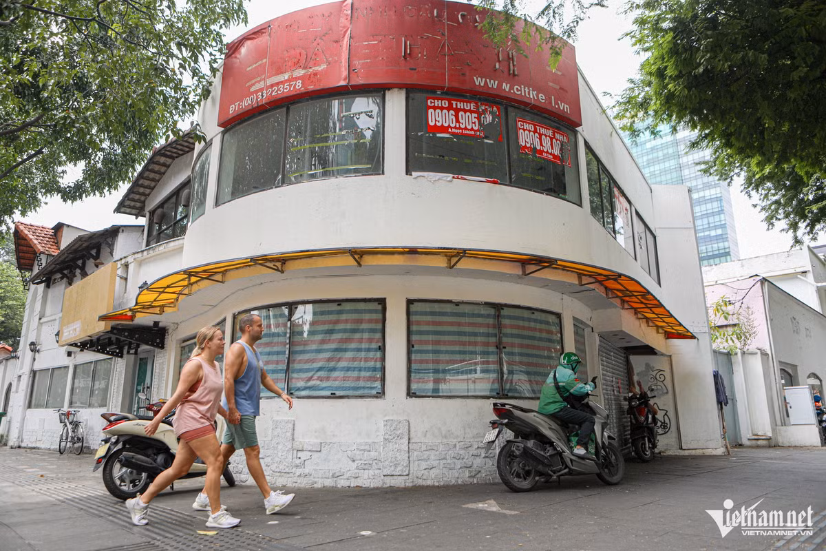 Thông qua số điện thoại được treo quảng cáo, một môi giới cho biết, bên cạnh vấn đề giá thuê nhiều khách tỏ ra quan ngại khi phải bỏ thêm một khoản chi phí lớn để sửa chữa mặt bằng này.