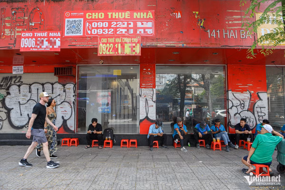 Cách đó không xa, một mặt bằng ở mặt tiền đường Hai Bà Trưng (trước đó cho thuê kinh doanh quần áo) cũng bị chi chít bảng cho thuê dán lên nhiều tháng qua, nhưng chưa có khách. Phía trước được người dân tận dụng làm nơi bán nước. Mặt bằng này có diện tích sàn 1.670m2, diện tích sử dụng 1.200m2 và được báo giá cho thuê trên sàn bất động sản là 27.000 USD (hơn 687 triệu đồng) 