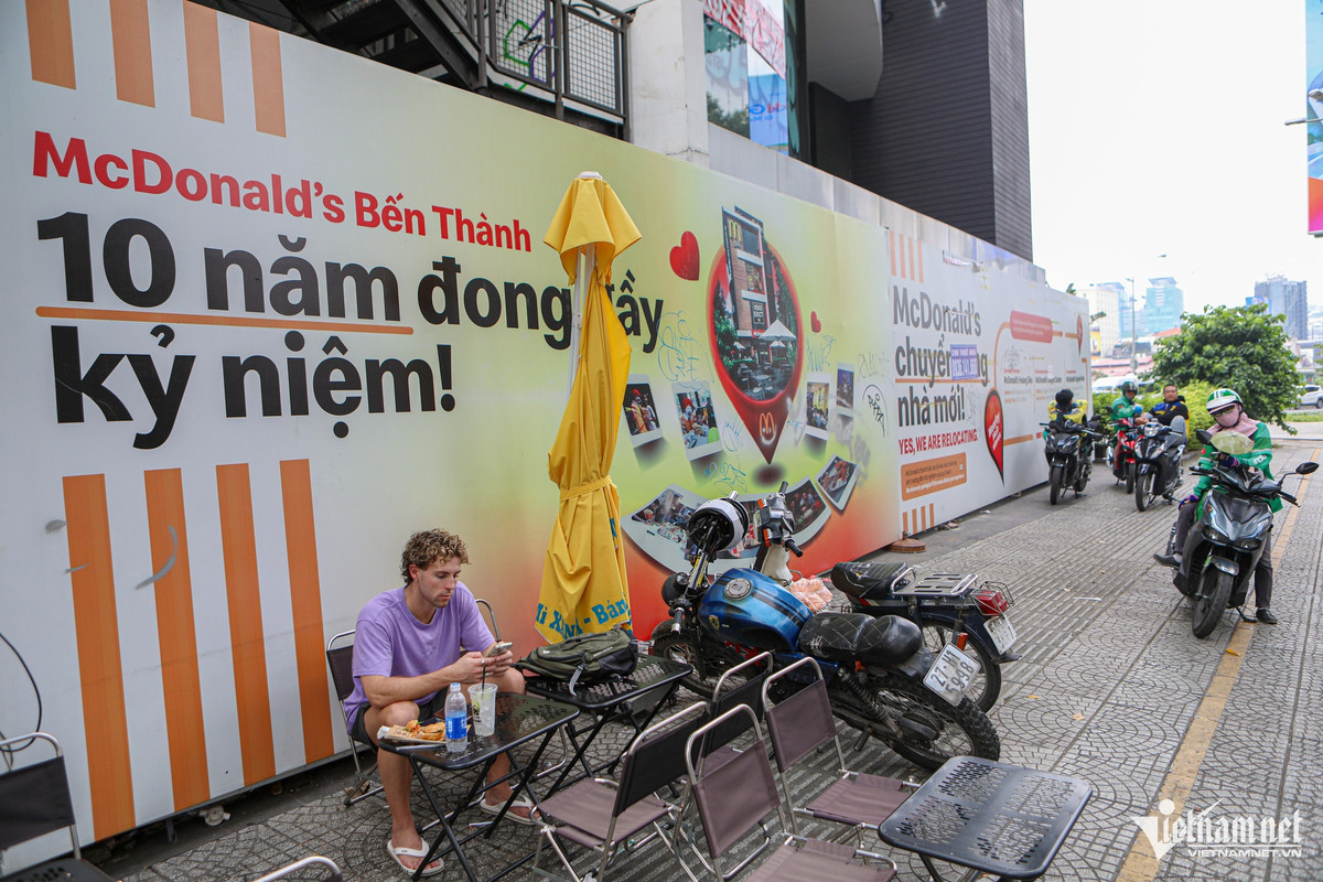Vào giữa tháng 9/2024, McDonald's Bến Thành bất ngờ thông báo đóng cửa sau 10 năm. Tiệm đồ ăn nhanh này nằm ở vị trí "cực kỳ trung tâm" khi gần chợ Bến Thành, khu phố Bùi Viện hàng ngày luôn đông đúc du khách. Theo một người môi giới bất động sản, mặt bằng này có giá ước chừng 14.000-15.000 USD/năm (trên dưới 350 triệu đồng), hợp đồng ký từng năm. 