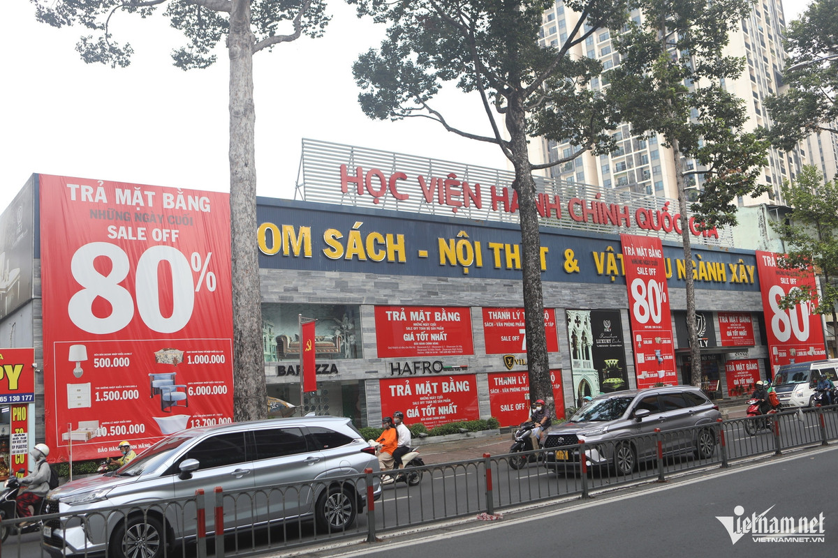 Ngoài ra, một số cửa hàng treo biển "xả hàng, trả mặt bằng" để vớt vát chút kinh phí trước khi đóng cửa.