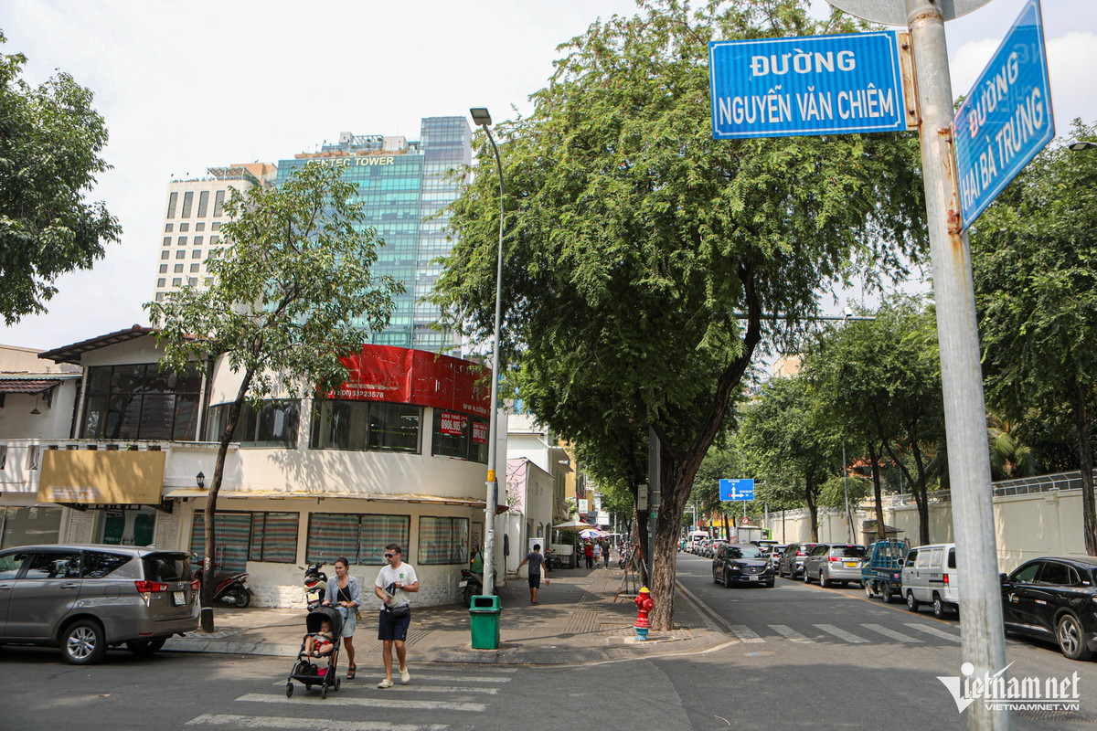 Ba mặt bằng liên tiếp tại ngã ba Hai Bà Trưng - Nguyễn Văn Chiêm vẫn giữ giá thuê hơn 1 tỷ đồng/tháng suốt thời gian dài cũng đang trong tình trạng bỏ trống.