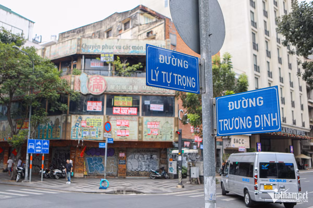 Làn sóng trả mặt bằng chưa dứt ở TPHCM khi cảnh các cửa hàng đóng cửa bên ngoài dán quảng cáo cho thuê xuất hiện khắp nơi. Nổi bật trong số đó là hình ảnh ở các tuyến đường trung tâm như Lý Tự Trọng, Trương Định, Đồng Khởi...