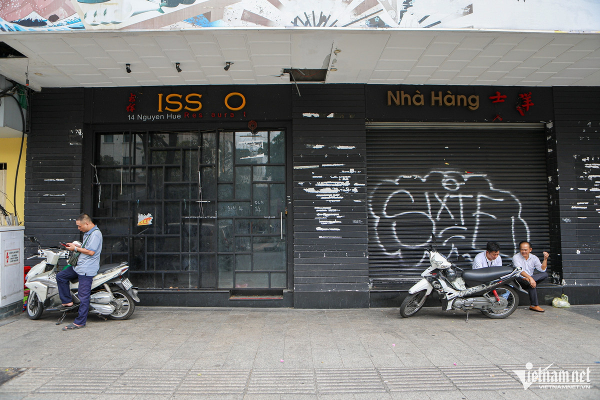 Đường Nguyễn Huệ cũng không nằm ngoài làn sóng trả mặt bằng. Nhiều chủ cửa hàng cứ lần lượt bỏ đi, để lại mặt bằng với chằng chịt những tờ quảng cáo cho thuê, hình ảnh vẽ nguệch ngoạc khắp mặt tiền.