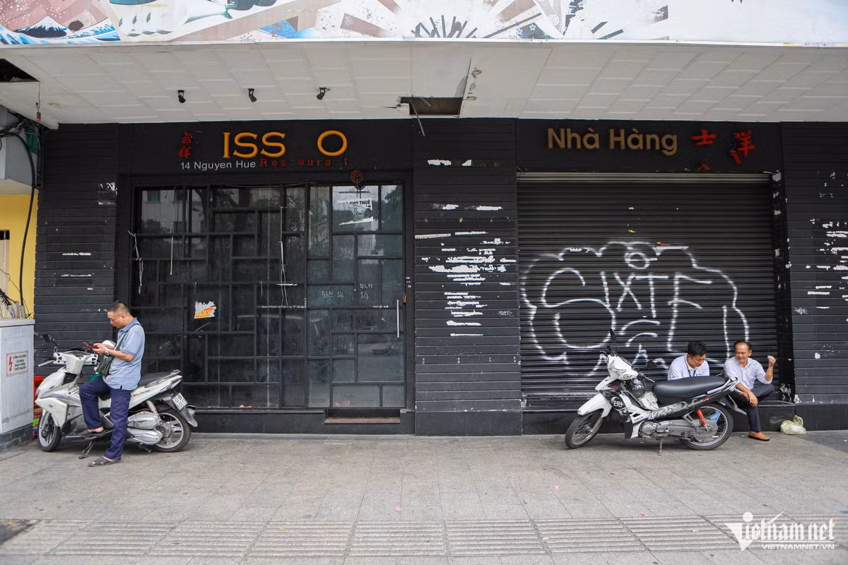 Đường Nguyễn Huệ cũng không nằm ngoài làn sóng trả mặt bằng. Nhiều chủ cửa hàng cứ lần lượt bỏ đi, để lại mặt bằng với chằng chịt những tờ quảng cáo cho thuê, hình ảnh vẽ nguệch ngoạc khắp mặt tiền.