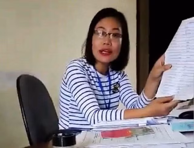 Cán bộ xã Hồng Phong giải thích lý do không tiếp nhận xử lý thủ tục xin cấp giấy khai sinh cho con gái của anh Tuyền là do gia đình chưa đóng tiền làm đường