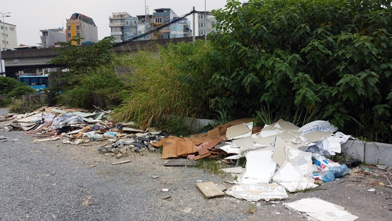 Đủ thứ rác thải tại đoạn đường tiếp giáp với công viên, nằm sau khu showroom ô tô.