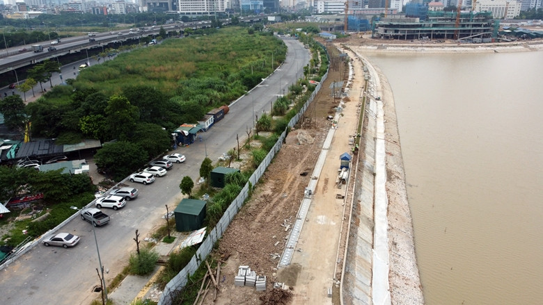 Đáng chú ý, nằm ngay cạnh dự án công viên hồ điều hòa CV1, bỗng xuất hiện một khu showroom trưng bày, mua bán xe ô tô cũ mới.