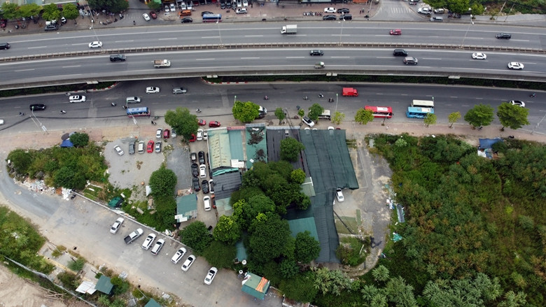 Ghi nhận của phóng viên ngày 7/9/2022 cho thấy, khu showroom này được xây đan xen bằng những mái tôn quây vào nhau và các khung sắt thép lớn dựng tạm bợ, xập xệ.