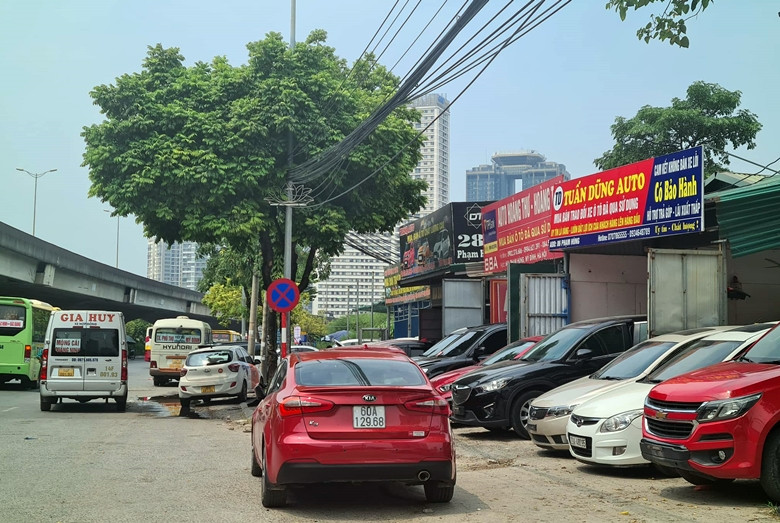 Khu showroom ô tô “bám” công viên hồ điều hòa hơn 700 tỷ chia ra thành nhiều gian hàng, đều được gắn biển hiệu mua/bán với kích thước lớn. Cùng với đó là những thông tin in địa chỉ, số điện thoại của chủ cơ sở loằng ngoằng cho khách hàng tiện liên lạc như: Tuấn Dũng Auto; Auto Hoàng Thư; Thanh Auto...