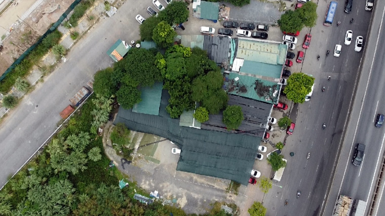 Thông tin với báo chí về vấn đề này, đại diện Ban Quản lý dự án quận Nam Từ Liêm (Hà Nội) cho biết, phần đất bên cạnh dự án công viên hồ điều hòa CV1, ngoài phần đất trồng cây xanh vẫn còn một phần đất là của người dân và chưa thực hiện cưỡng chế xong. Nguyên nhân là do một showroom ô tô còn tồn tại. Những ki-ốt mọc tràn lan bên cạnh, UBND phường Mỹ Đình 1 đã vào cuộc tiến hành việc xử lý vi phạm.