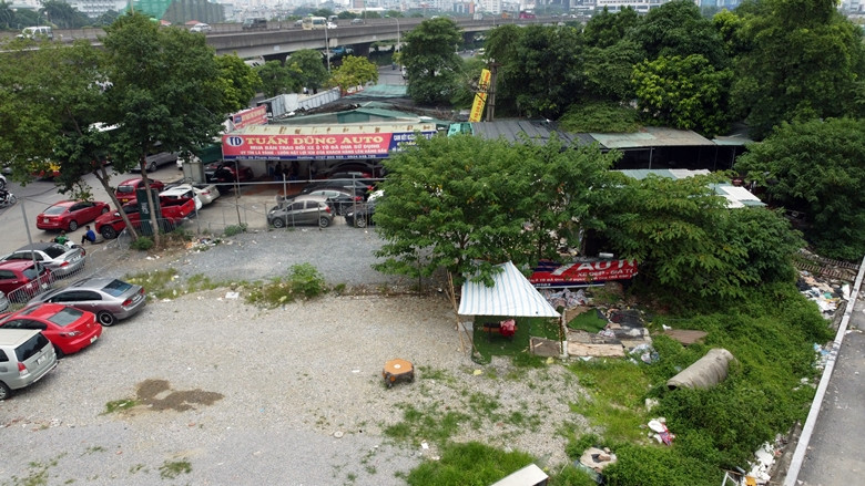 Khu showroom ô tô này hoạt động một cách nhộn nhịp, khách hàng ra vào liên tục. Theo phản ánh, khung giờ cao điểm, người dân di chuyển qua đây thường xuyên bị những chiếc xe ô tô trưng bày la liệt trên vỉa hè và lòng đường của khu showroom này gây cản trở.