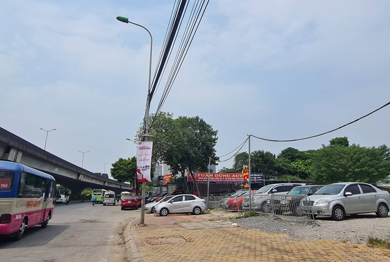 Chủ showroom còn ngang nhiên “xé” hàng rào quây phần đất sử dụng sai mục đích của Công an sở tại để làm chỗ trưng bày xe ô tô.