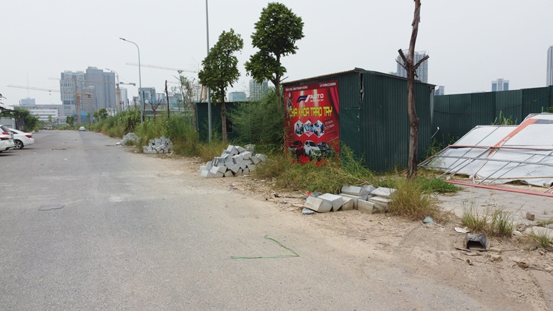 Hình ảnh nhếch nhác phía sau khu showroom ô tô.
