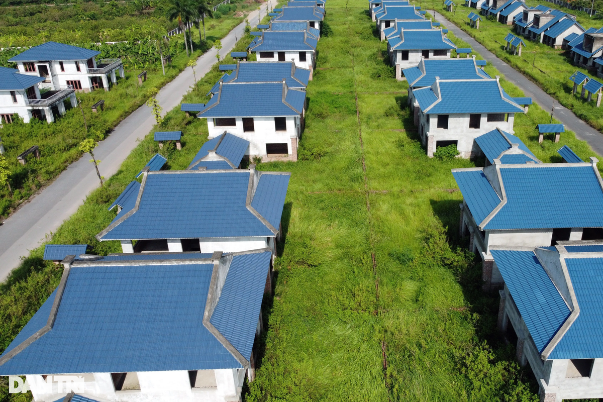 Dự án này triển khai từ năm 2004 và hiện hàng trăm căn biệt thự đã xây xong phần thô nhưng bỏ hoang nhiều năm nay.