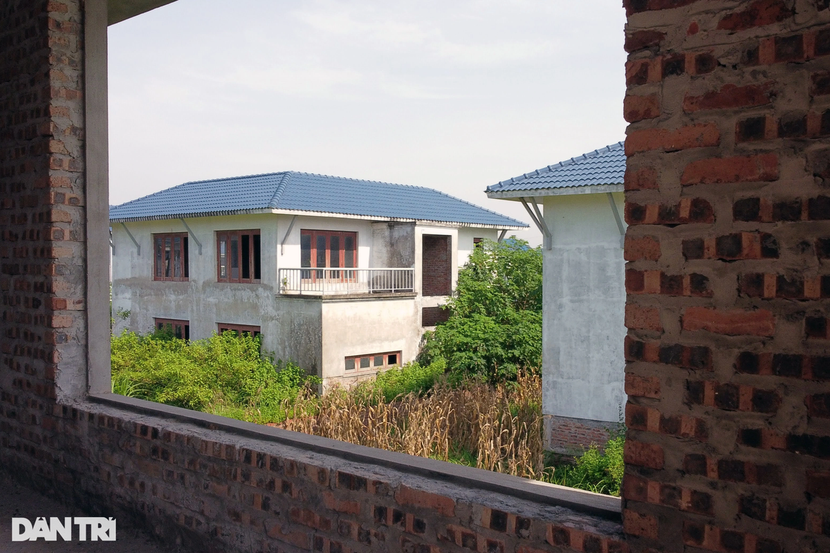 Các căn biệt thự tại đây đã xây thô, trát ngoài, hoàn thiện phần mái nhưng lại không có người ở.