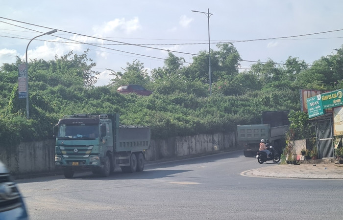 Ha Noi: Xe coi noi thanh thung “tai xuat” tung hoanh o Gia Lam-Hinh-2