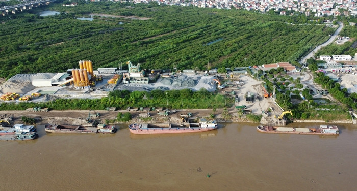 Ha Noi: Xe coi noi thanh thung “tai xuat” tung hoanh o Gia Lam