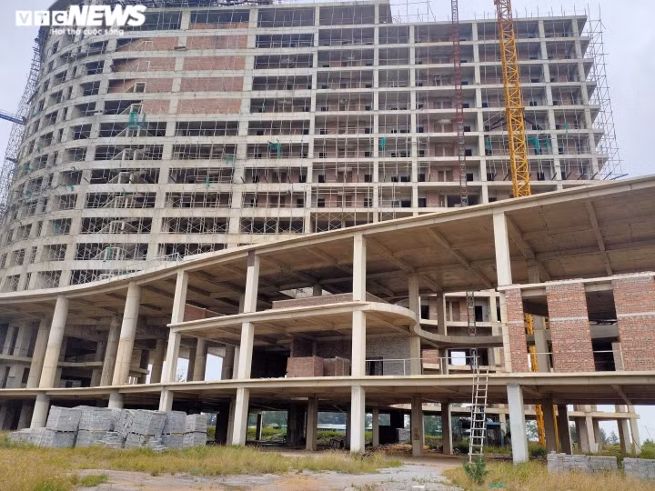 Người dân cho biết, việc thi công chậm tiến độ khiến dự án khách sạn 5 sao Pullman trở nên hoang phế và là nơi tụ tập của các con nghiện. (Ảnh: VTC News).
