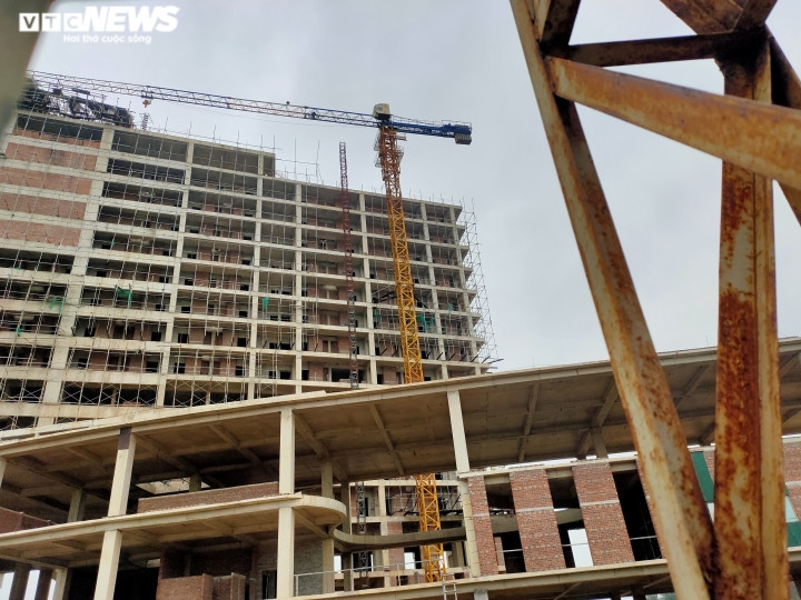 Giàn giáo dùng để thi công bị bỏ lại từ lâu nay xuất hiện nhiều vết gỉ sét, các thiết bị và vật liệu xây dựng cũng trong tình trạng xuống cấp nghiêm trọng. (Ảnh: VTC News).