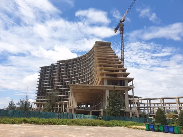 Dự án Pullman ban đầu được đăng ký với tổng mức đầu tư khoảng 600 tỷ đồng và dự kiến hoàn thành, đưa vào sử dụng vào năm 2019. Cũng trong thời gian này, đơn vị này đã thi công được phần thô. (Ảnh: Giadinh.net.vn).