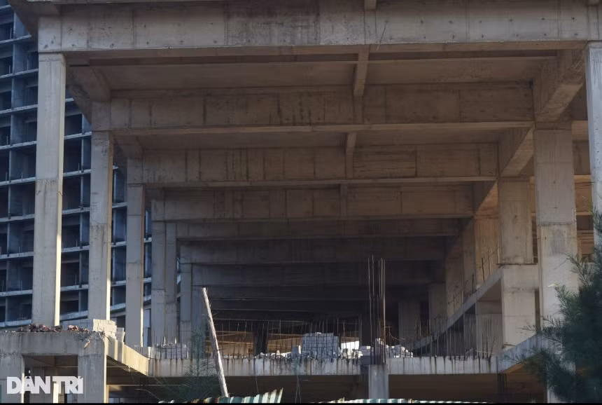 Bên trong dự án khách sạn 5 sao Pullman, sắt thép và máy móc phần lớn đã rỉ sét, khuôn viên cỏ dại mọc um tùm, rậm rạp. (Ảnh: Dân Trí).