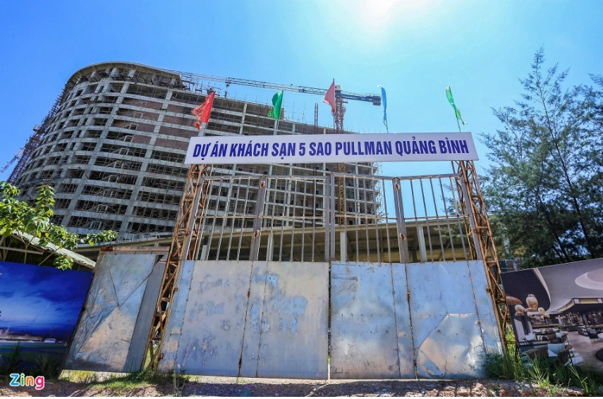 Việc chậm tiến độ, bị bỏ hoang phế dự án khách sạn 5 sao Pullman đang làm ảnh hưởng đến bộ mặt phát triển chung của tỉnh Quảng Bình và gây mất mỹ quan đô thị. (Ành: Zing).