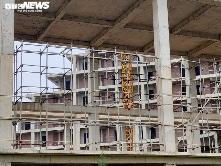 Giàn giáo dùng để thi công hạng mục dự án bị gỉ sét. (Ảnh: VTC News).