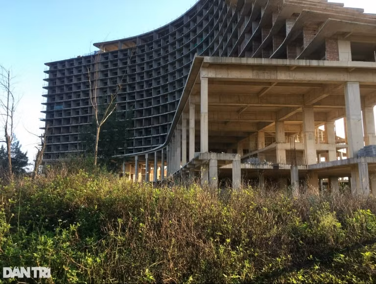 Tuy nhiên, sau 6 năm được cấp quyết định cho phép thực hiện, dự án khách sạn 5 sao Pullman vẫn chỉ là những khối bê tông nằm chình ình. (Ảnh: Dân Trí).