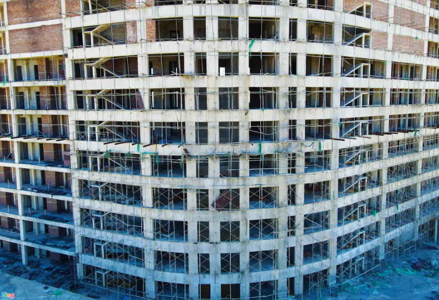 Đến tháng 9/2019, dự án được chủ đầu tư đăng ký tăng vốn đầu tư từ 600 tỷ đồng lên 1.100 tỷ đồng. Sau khi đăng ký tăng vốn đầu tư, từ năm 2020 đến nay công trình vẫn dở dang trên “đất vàng” Quảng Bình. (Ảnh: Zing).