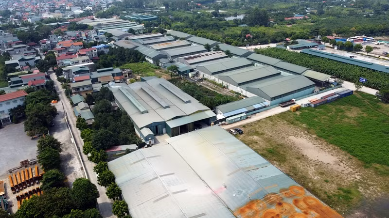 Nhằm tìm hiểu, xác minh khách quan các thông tin liên quan đến việc xây dựng tại một số nhà xưởng có dấu hiệu trái phép, phòng chống cháy nổ, hoạt động bến bãi ở khu vực ven sông Hồng, thuộc thôn Đại Lộ, chiều ngày 13/9/2022 PV Báo Tri thức và Cuộc sống đã đến liên hệ làm việc với lãnh đạo UBND xã Ninh Sở.