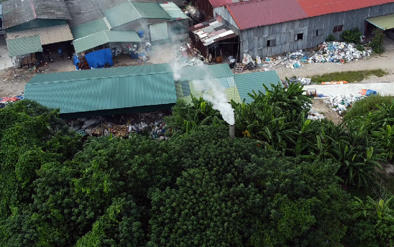 Điển hình như khu nhà xưởng này xuất hiện cột khói trắng kèm theo mùi khét lẹt, hôi nồng nặc xả liên tục ra môi trường. Đứng từ xa cả trăm mét cũng dễ dàng nhìn thấy cột khói bốc lên nghi ngút.