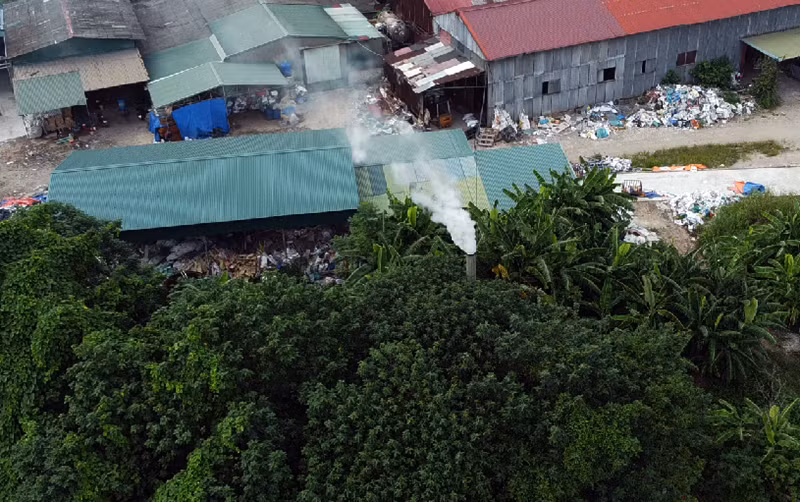 Điển hình như khu nhà xưởng này xuất hiện cột khói trắng kèm theo mùi khét lẹt, hôi nồng nặc xả liên tục ra môi trường. Đứng từ xa cả trăm mét cũng dễ dàng nhìn thấy cột khói bốc lên nghi ngút.