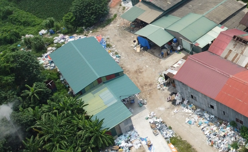 Trong khuôn viên khu nhà xưởng xuất hiện đủ thứ thải nhưng chủ yếu là nhựa nhét vào bao tải, chất đống la liệt.